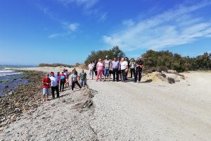 Vecinos durante su protesta en la casi inexistente playa de Guardias Viejas.