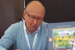 Manuel Gálvez firmando ejemplares de su libro.