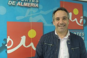 Un concejal feliz ante un gran evento deportivo.