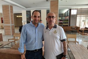 Sebas Fernández, con el seleccionador en el hotel de concentración.