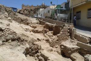 Restos de viviendas que parecen del siglo XIII en la calle Almanzor.