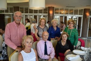 Asistentes. La coordinadora de la velada poética, Ángela Medina, con poetas y asistentes al acto.