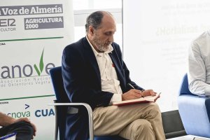 Jacinto Castillo toma notas durante el Agroateneo, actividad que coordina.