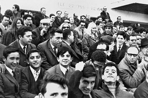 Al lado de una mujer rubia con abrigo de leopardo se puede ver al actor Sean Connery con un gorro oscuro. Enero de 1968.