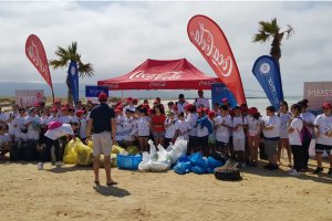 Participantes en la recogida de residuos en la playa de Punta Entinas.