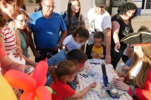 Los más pequeños aprenden a hacer sus propias chapas en uno de los talleres.
