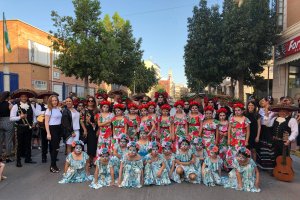 Una de las agrupaciones que colaboraron en la Noche en Blanco junto a la edil de Comercio.