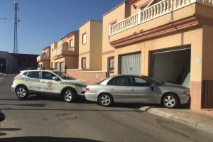 El vehículo se estrelló contra el garaje de un dúplex en Campohermoso