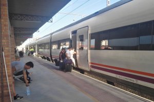 Tren Almería-Sevilla en la estación de Granada.