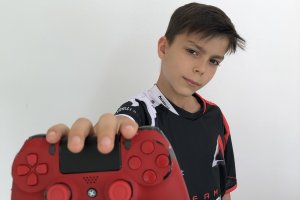 Enrique Ramos con su mando y su uniforme de Horizon EC.