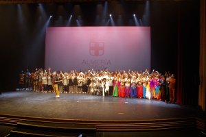 Participantes en la gala de clausura de los Centros de la Mujer con Paco Cañizares.