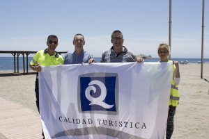 Una de las banderas a la calidad turística que ondean en Carboneras.