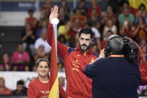 El capitán de España saludando a la afición.