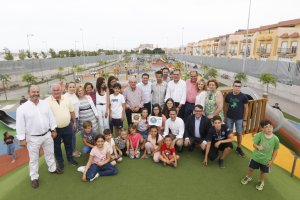 Foto de familia de la inauguración del Parque de la Infancia de Vícar.