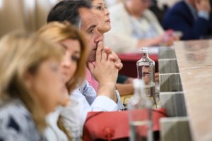 Botellas de cristal sobre las mesas de mármol en el último pleno