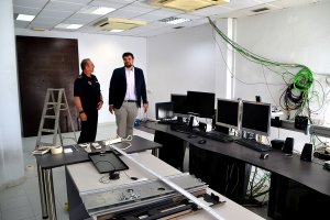 El concejal de Movilidad y el intendente jefe de la Policía Local en la sala del 092.