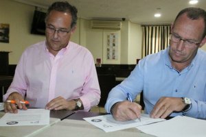 Firma del acuerdo entre PP y Ciudadanos.