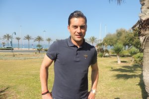 Francisco posa para LA VOZ en el parque que hay junto al Maestro Padilla.