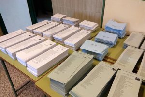 Papeletas en una mesa electoral en las pasadas municipales.