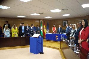 Los concejales, en pie al inicio del pleno,