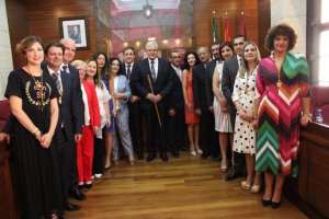 José Carmelo Jorge (centro) tras ser investido.