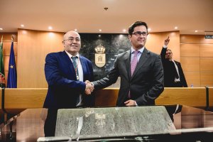 Apretón de manos escenificando el acuerdo entre Paco Gongora (PP) y Juan José Bonilla (Vox).