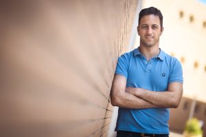 El presidente de AJE posa en las instalaciones de la UAL