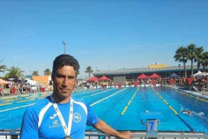 El campeón posa con su medalla.