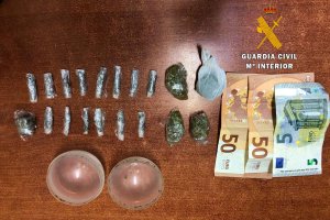 Imagen del dinero y las drogas incautadas por la Guardia Civil.