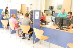 Imagen de trabajadores y usuarios en el Área de Atención Ciudadana de Adra.