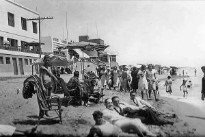 La playa de El Zapillo por la zona conocida como Villa Pepita, en los años treinta.