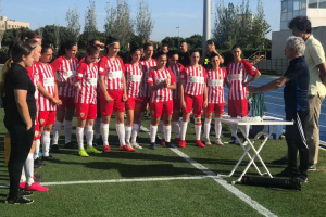 Las campeonas dispuestas a recibir sus medallas.