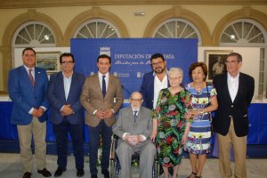 Julio Visconti junto al presidente de la Diputación, el alcalde de Fiñana y representantes institucionales y culturales.