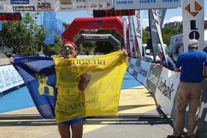 Juan Antonio Ramos cruza la línea de meta con la bandera de Zurgena.
