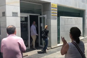 Momento en el que los vecinos de Balerma salen de la sede de Costas.