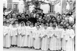 Niños y niñas celebrando el sagrado día de la Primera Comunión a mediados de los años sesenta. La fotografía está realizada en la Plaza de San Pedro.