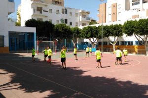 Los canteranos disfrutando del balonmano.