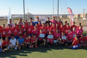Fernando Martínez y Silvia Lloris con los niños del Estrella Grana.