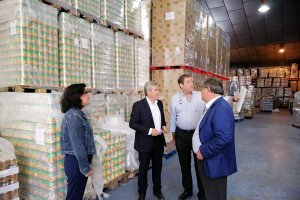 Visita a una nave con alimentos preparados para ser distribuidos.