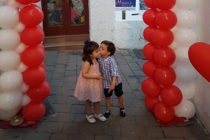 Las calles de Mojácar se engalanan para la noche del sábado.