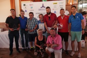 Primeros  clasificados del Torneo con los trofeos conquistados.