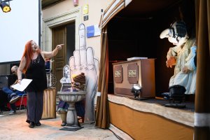 gloria zapata repasó los 46 años de trayectoria de Axioma Teatro con la ayuda de algunas de sus creaciones.