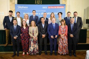 Ponentes de la jornada con representantes de La Voz, organizadora del evento