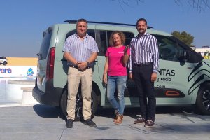 el equipo  B2B Salinas Car entrega la nueva Berlingo.
