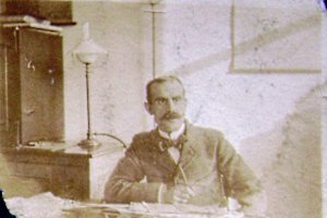 Santiago  Peydro en su despacho del Paseo del Príncipe 52, en 1905, antes de emigrar a Argentina.