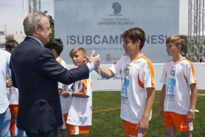Florentino Pérez saluda a los almerienses.