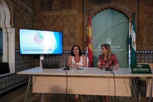 Natalia Ronco, directiva de Colega Almería, y Maribel Sánchez, delegada de la Junta, durante la presentación.