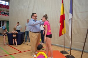José Juan Rubí entregando las medallas a las deportistas.
