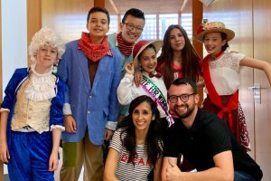 Músicos junto a Gemma Giménez, actriz y directora, y Guillermo Bossini, diseñador.