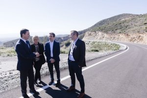 Autoridades municipales y provinciales en la carretera.